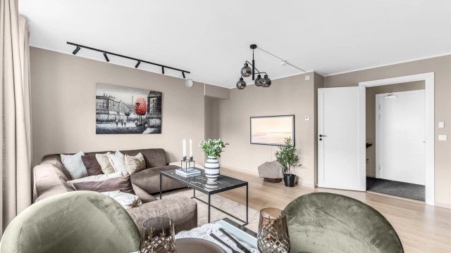 Den gjennomtenkte planløsningen gir gode møbleringsmuligheter, og du kan enkelt skape ulike soner for avslapning og spising.