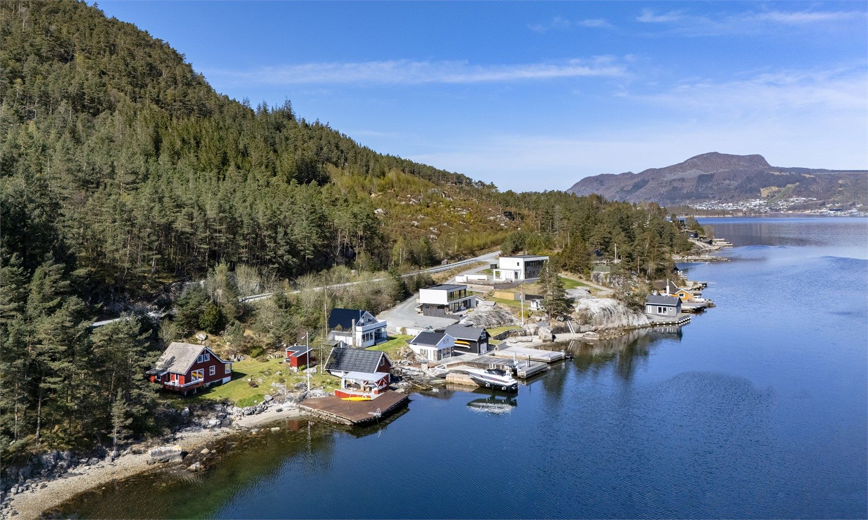 Eiendommen ligger i naturskjønne omgivelser, med kort vei til Jørpeland sentrum og bare åtte minutter til Preikestolen.