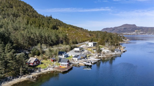 Eiendommen ligger i naturskjønne omgivelser, med kort vei til Jørpeland sentrum og bare åtte minutter til Preikestolen.
