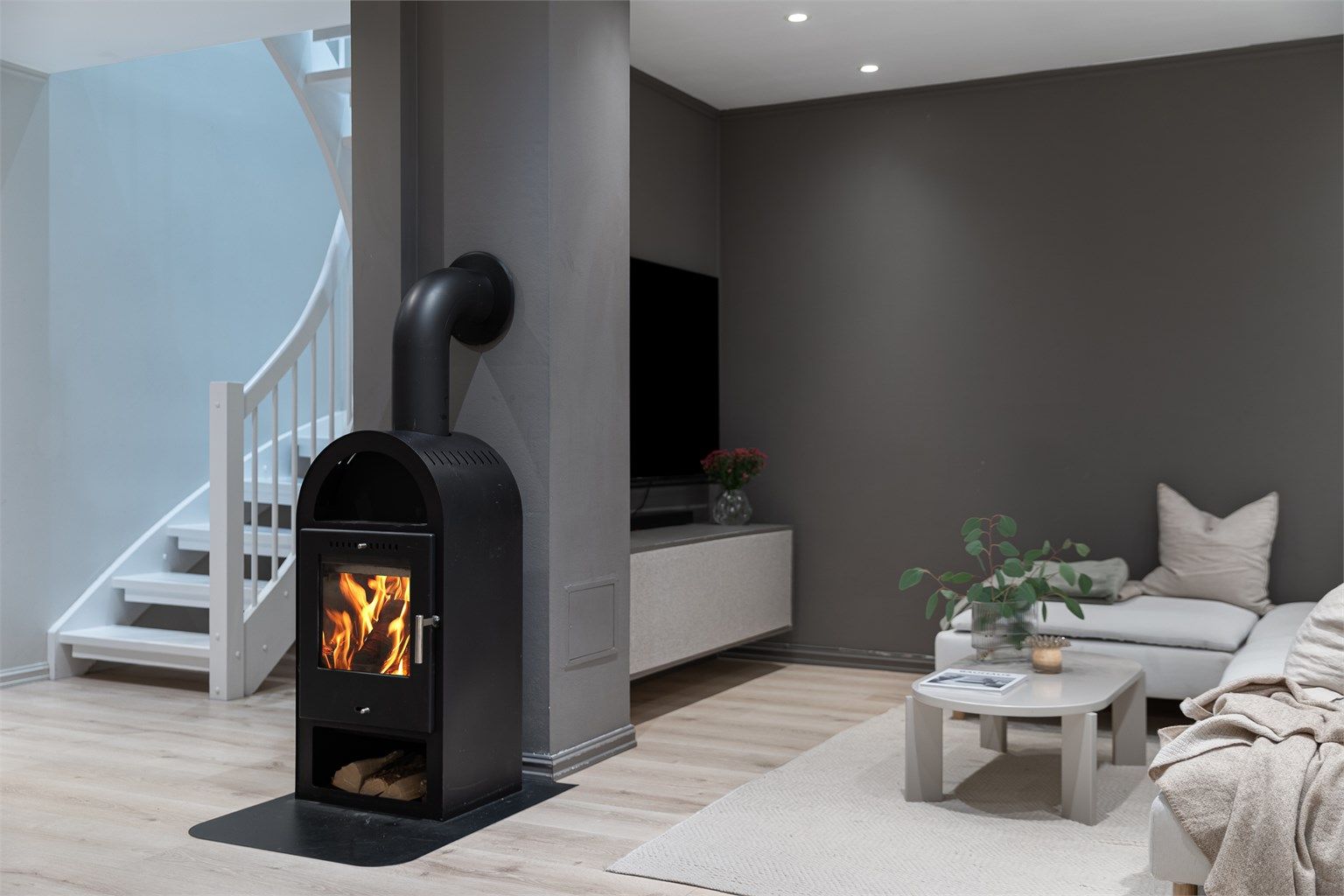 Stuen har en egen, mer tilbaketrukket sone for TV og avslapning.