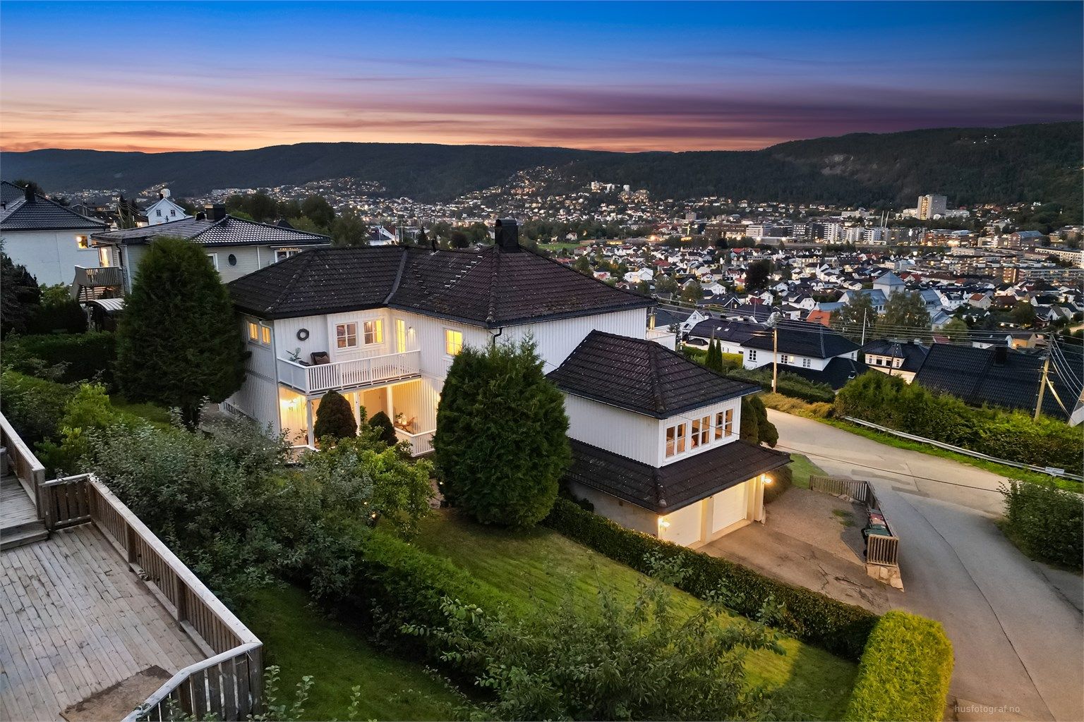 Liasvingen 8 har en sjelden og usjenert beliggenhet, helt inntil et naturskjønt friområde som gir både ro og privatliv. Foto: Haiman Askari/Knipzet AS