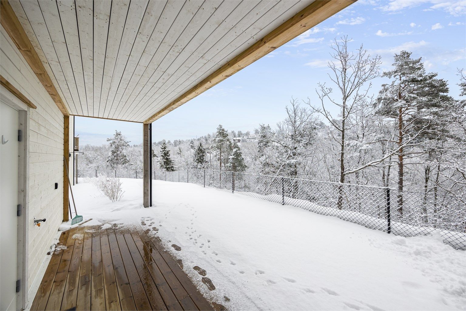 Vannuttak og strøm ved inngangspartiet.