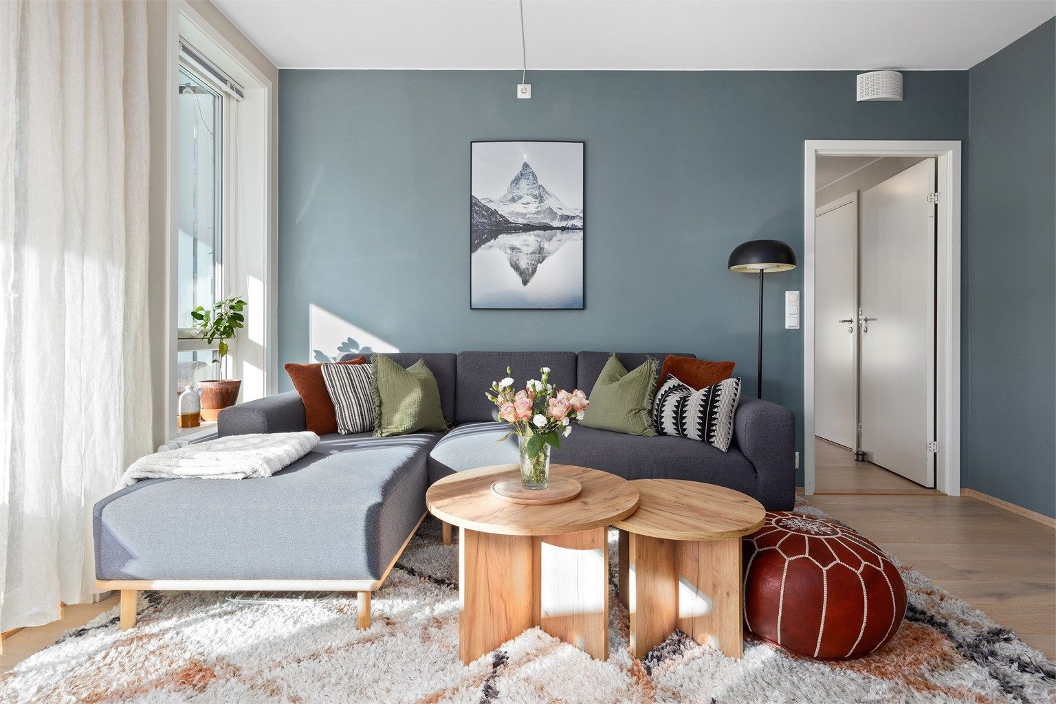 Det er god plass til sofa, salongbord og TV-seksjon.