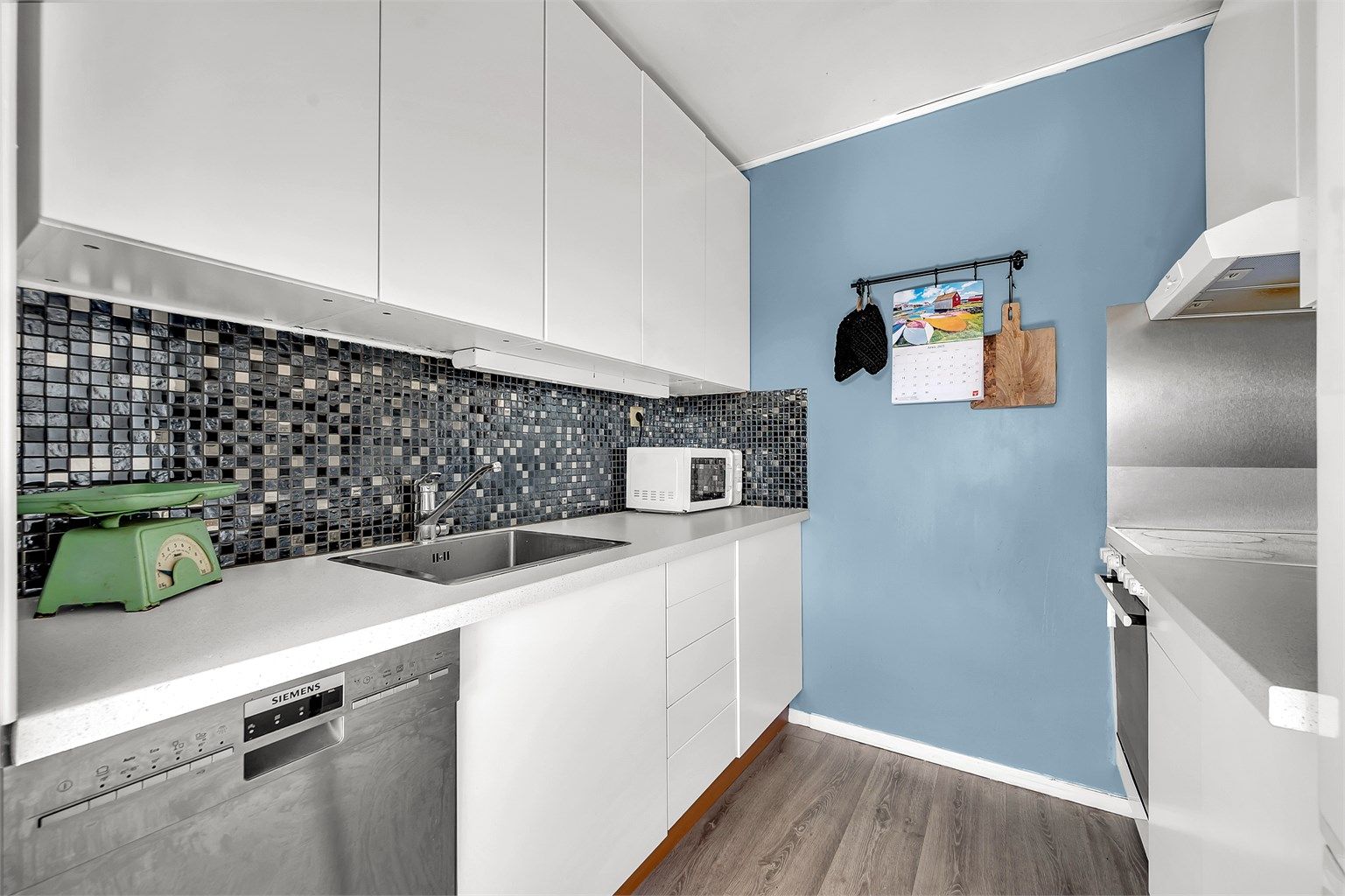 Praktisk kjøkken i en delvis åpne løsning til stuen. 