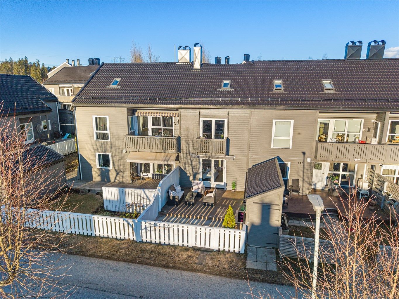 Boligen ligger sentralt på Skedsmokorset, med kort vei til skoler, barnehager og dagligvarebutikker som Kiwi og Rema 1000.