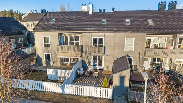 Boligen ligger sentralt på Skedsmokorset, med kort vei til skoler, barnehager og dagligvarebutikker som Kiwi og Rema 1000.