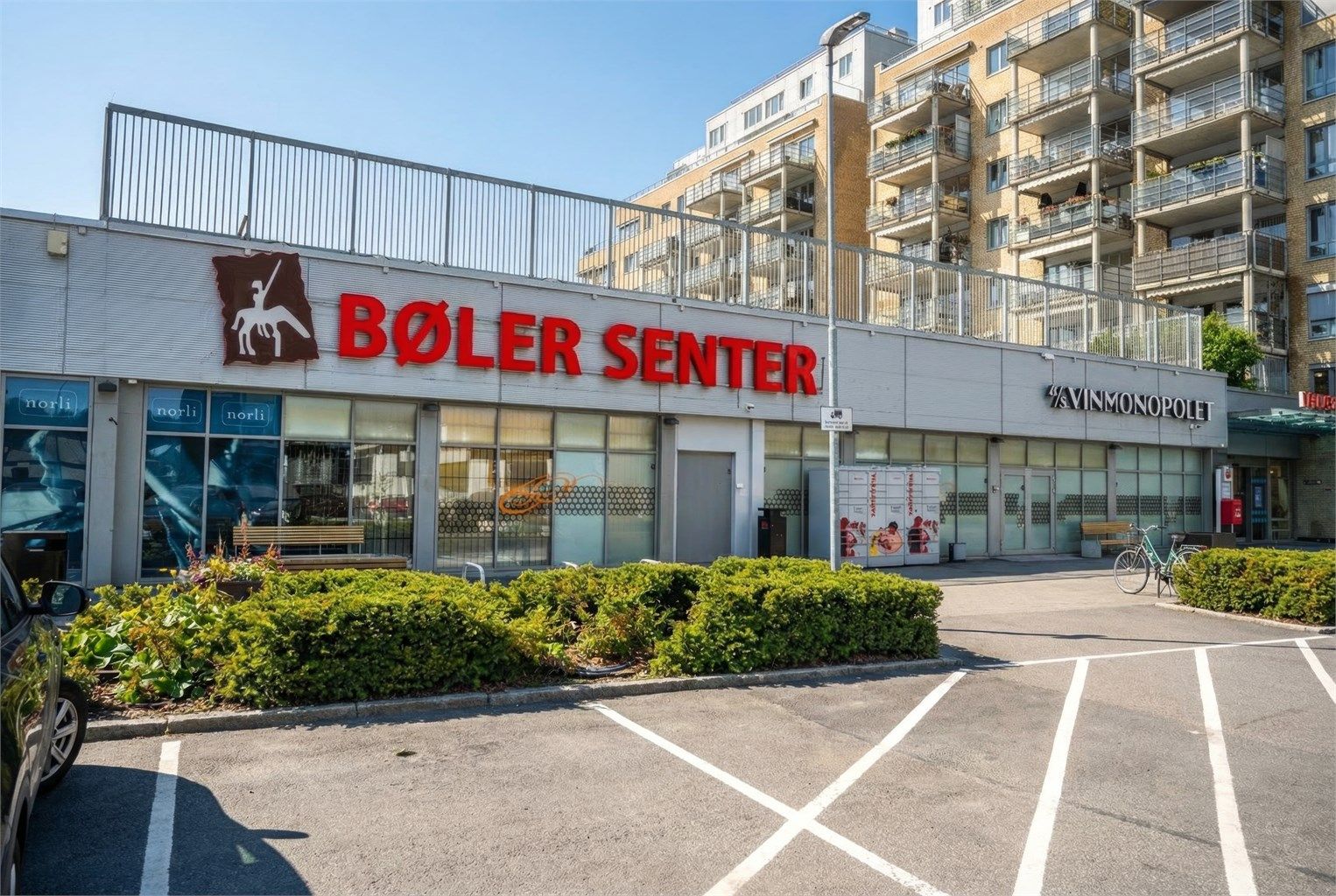 Gangavstand til Bøler senter med daglighandel, diverse forretninger, vinmonopol og servicetilbud.