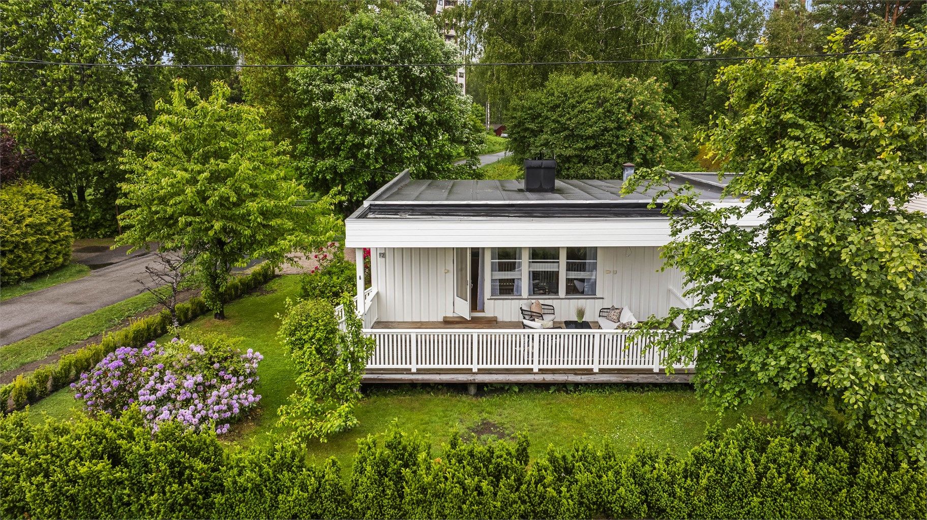 Området er spesielt populært blant barnefamilier. Flere barnehager samt både barne- og ungdomsskole ligger i gangavstand fra boligen, noe som gjør hverdagslogistikken enkel og praktisk.