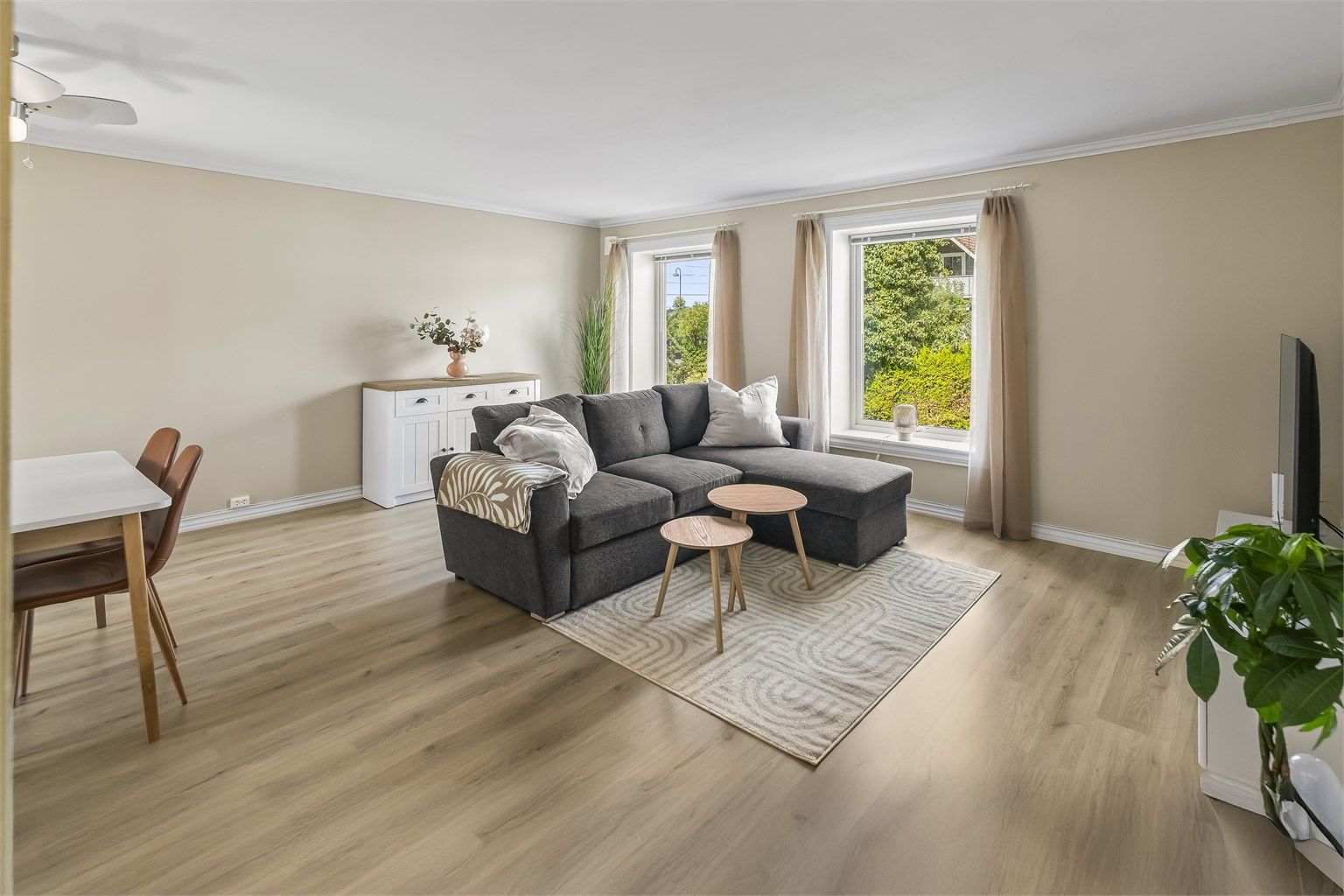 Lys og lekker stue med god plass til både sofa og øvrige møbler.