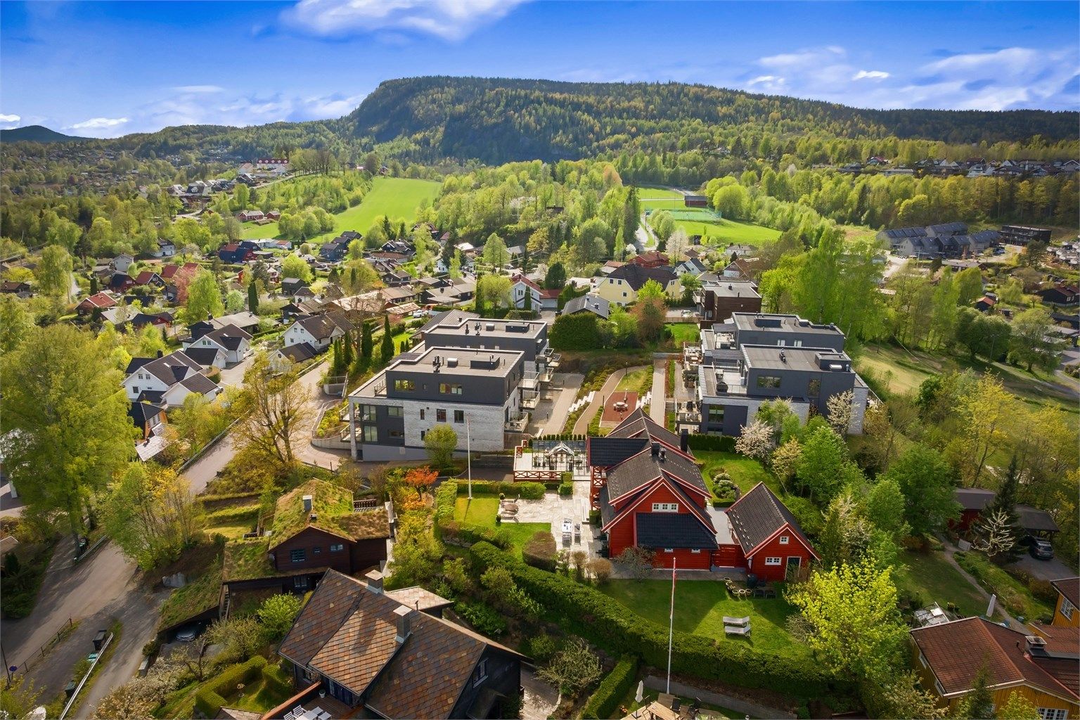 Boligen ligger svært barnevennlig til, med kort og trygg skolevei på ca. 500 meter til Billingstad barneskole. Det ligger flere barnehager i kort gangavstand fra boligen
