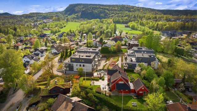 Boligen ligger svært barnevennlig til, med kort og trygg skolevei på ca. 500 meter til Billingstad barneskole. Det ligger flere barnehager i kort gangavstand fra boligen