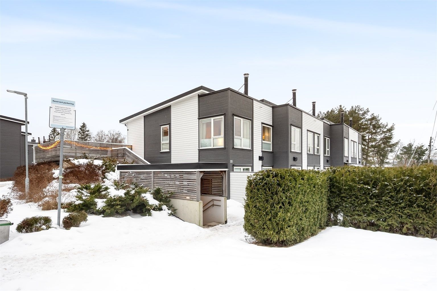 Bygget har en moderne arkitektur med fasader i liggende trepanel.