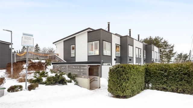 Bygget har en moderne arkitektur med fasader i liggende trepanel.