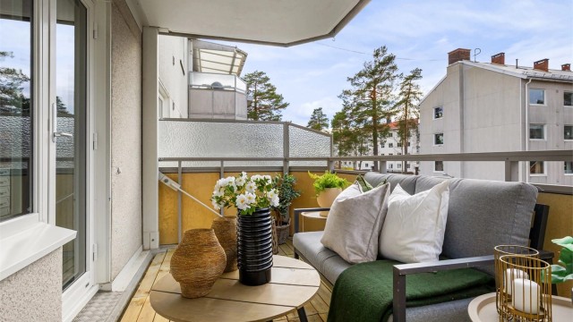 Rekkverket i stålprofiler, fasadeplater og glass har en høyde på 99 cm.