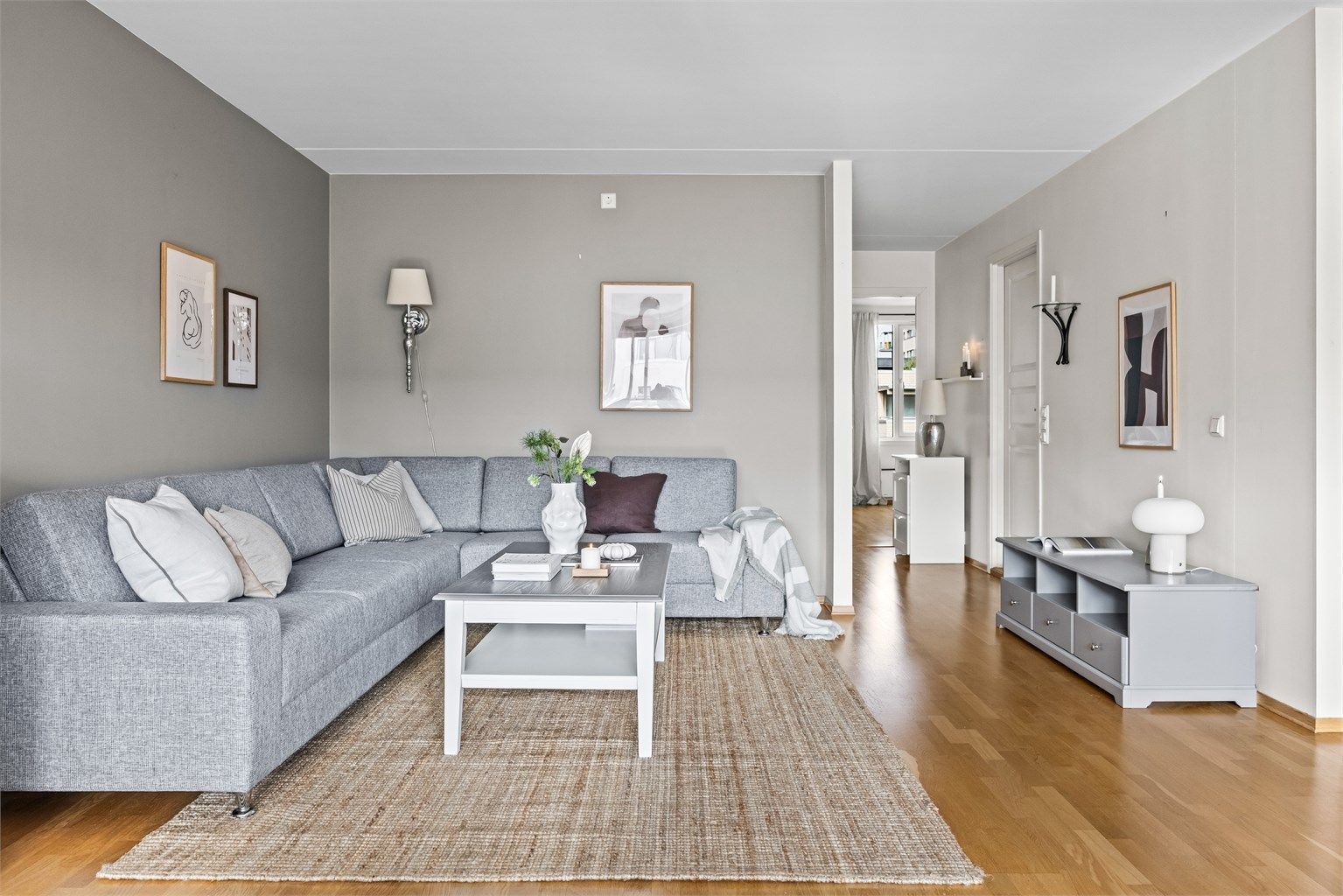 God plass til stor sittegruppe, med tilhørende møblement.