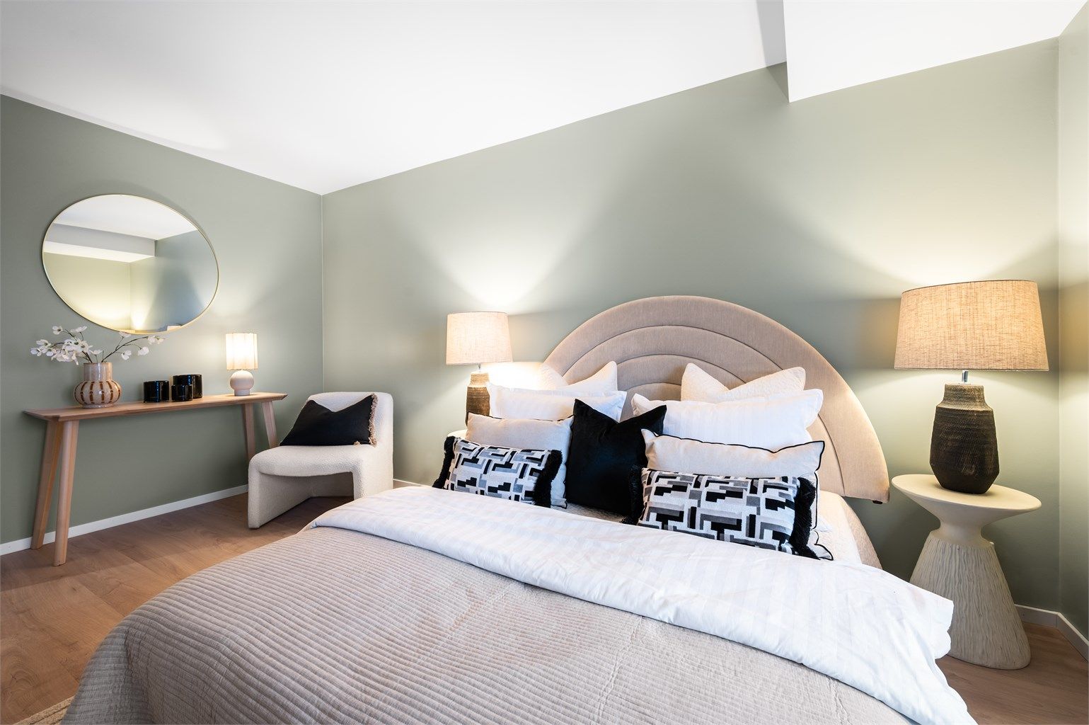 Rommet er lyst og behagelig, med vindu som slipper inn rikelig med dagslys.