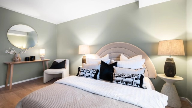 Rommet er lyst og behagelig, med vindu som slipper inn rikelig med dagslys.