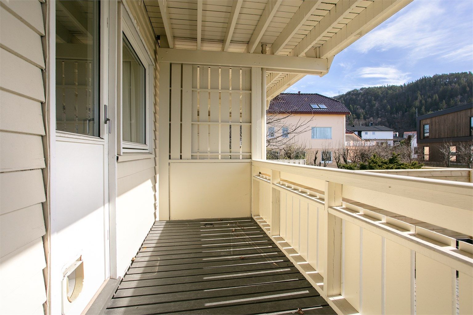 Balkong utenfor hovedsoverom med trapp til hage