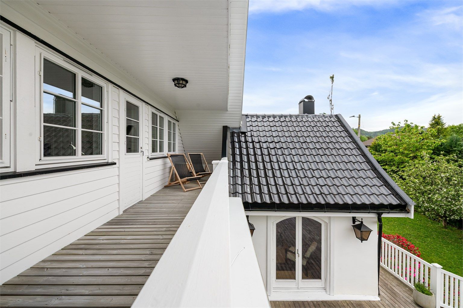 Den vestvendte gavlbalkongen har utgang fra loftstuen og er på ca. 12 m².