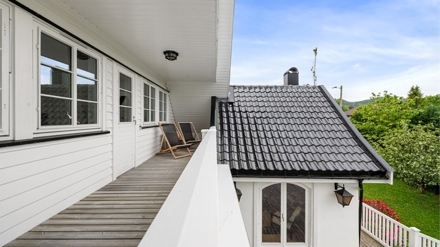Den vestvendte gavlbalkongen har utgang fra loftstuen og er på ca. 12 m².