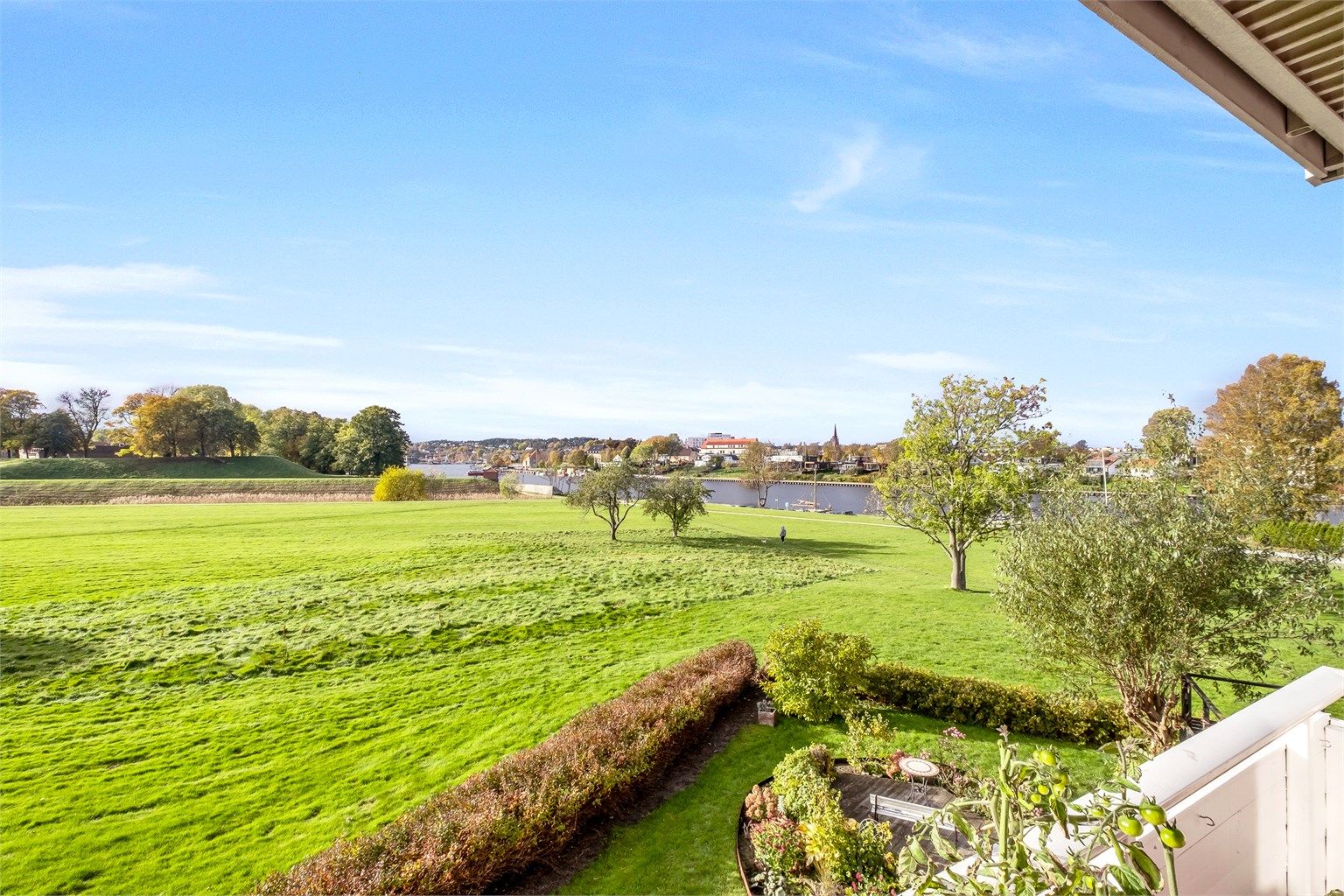 Ute som inne sees vakker utsikt over de store friområdene rundt Prestelandet, og ikke minst til elven.