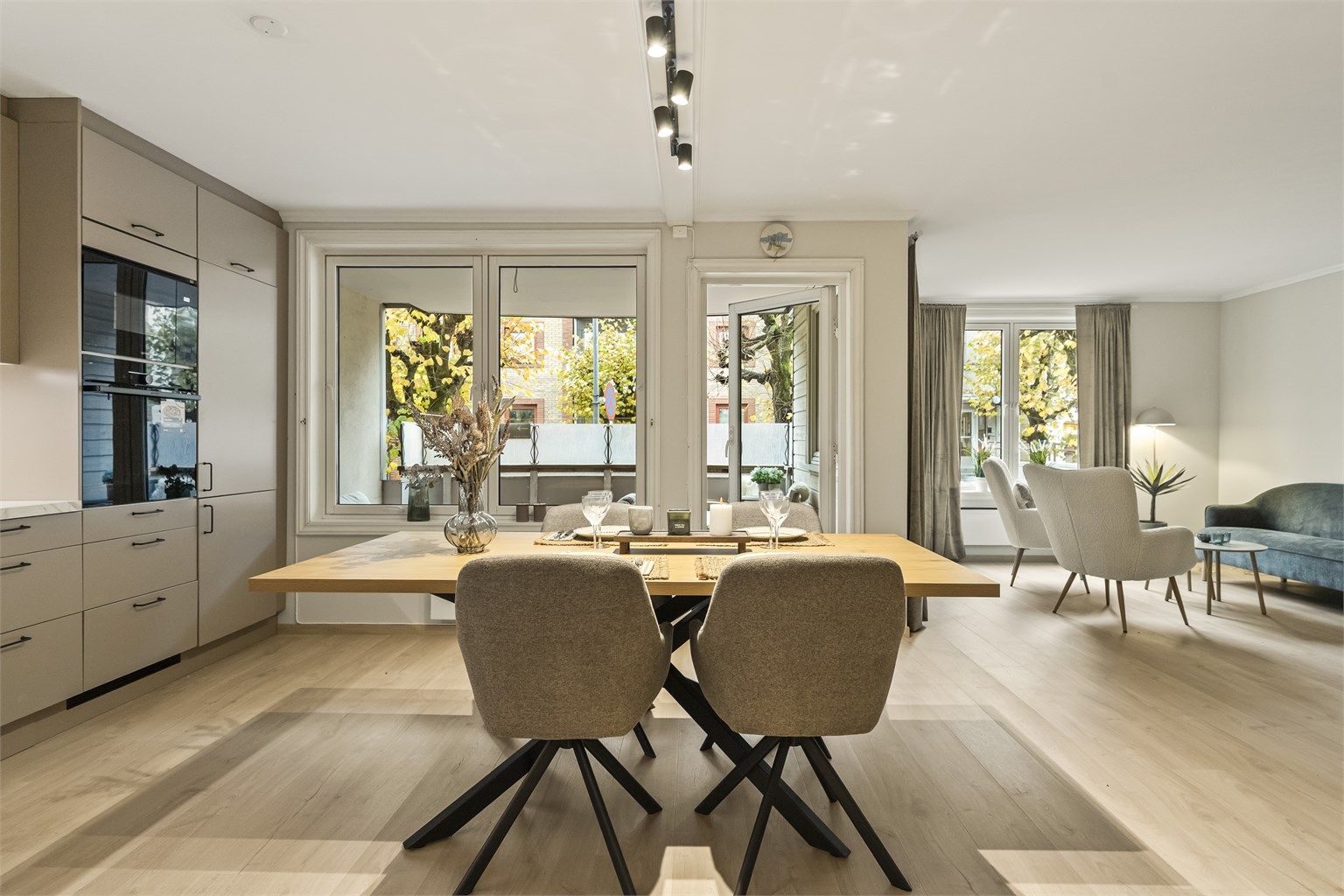 Lekre gulv og tidløse fargevalg på veggene gjør leiligheten meget innbydende