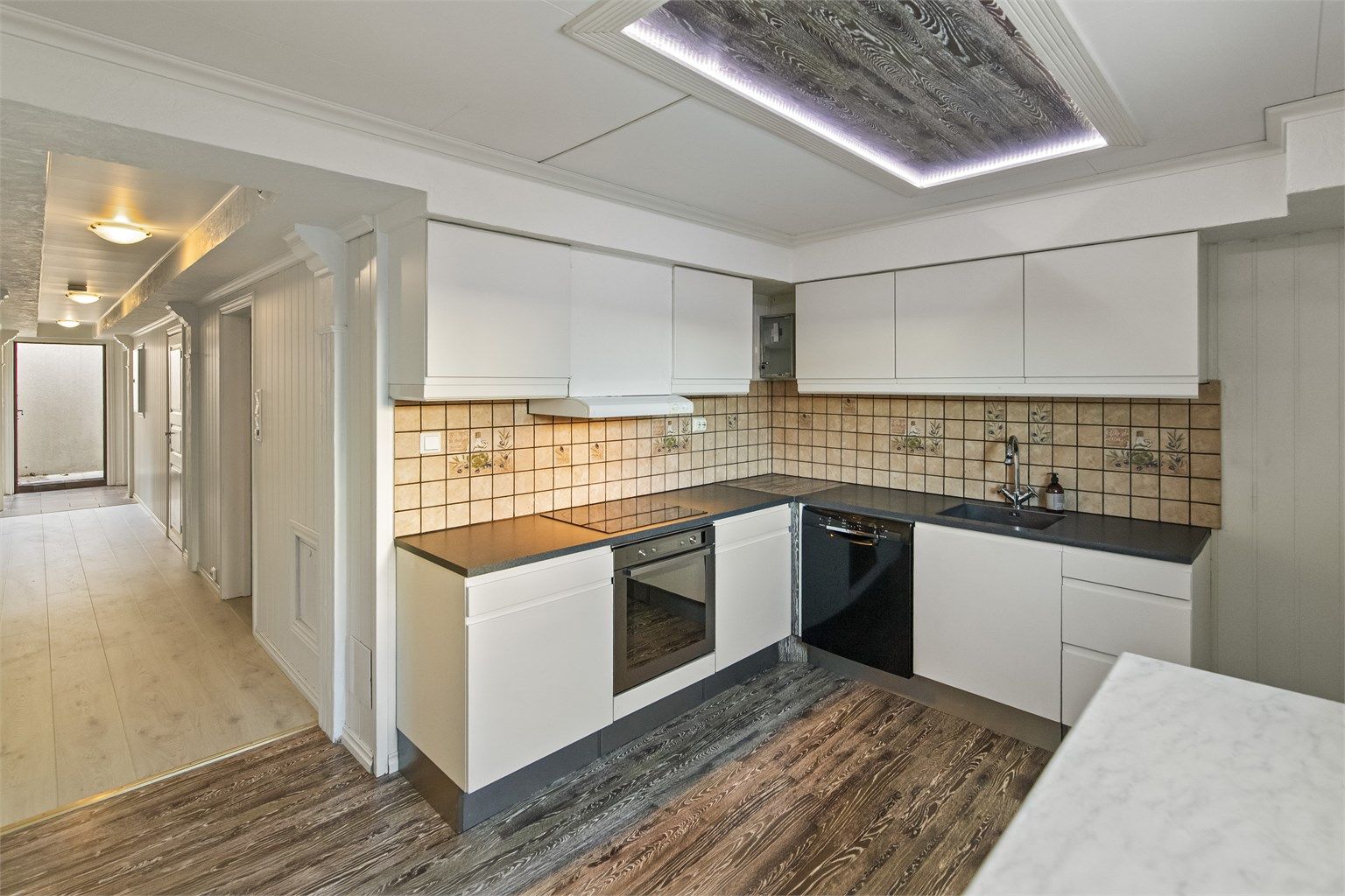 Kjøkken i underetasjen/hybel.