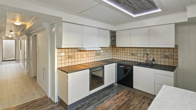 Kjøkken i underetasjen/hybel.