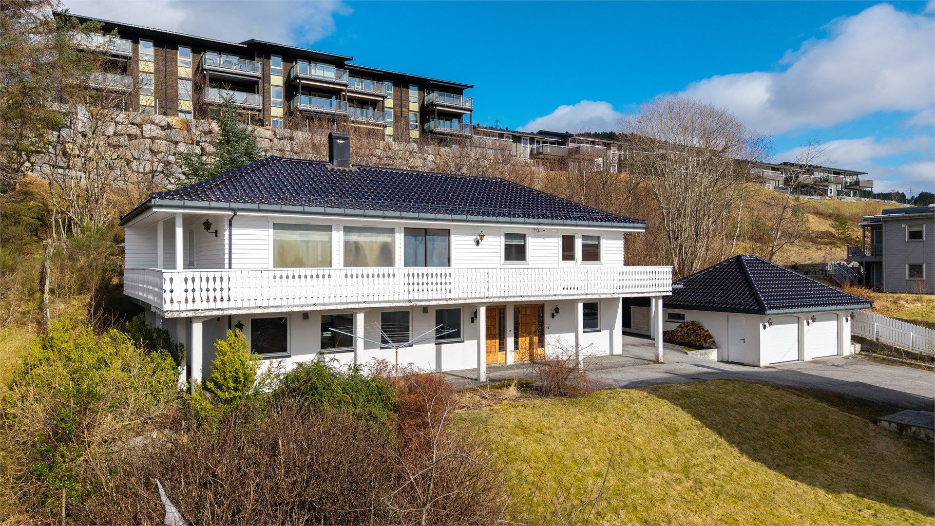 Eneboligen fra 1988 har et bruksareal på 192 m². Boligen har en stor, sør- og vestvendt terrasse på til sammen 48 m²