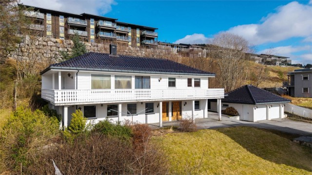 Eneboligen fra 1988 har et bruksareal på 192 m². Boligen har en stor, sør- og vestvendt terrasse på til sammen 48 m²