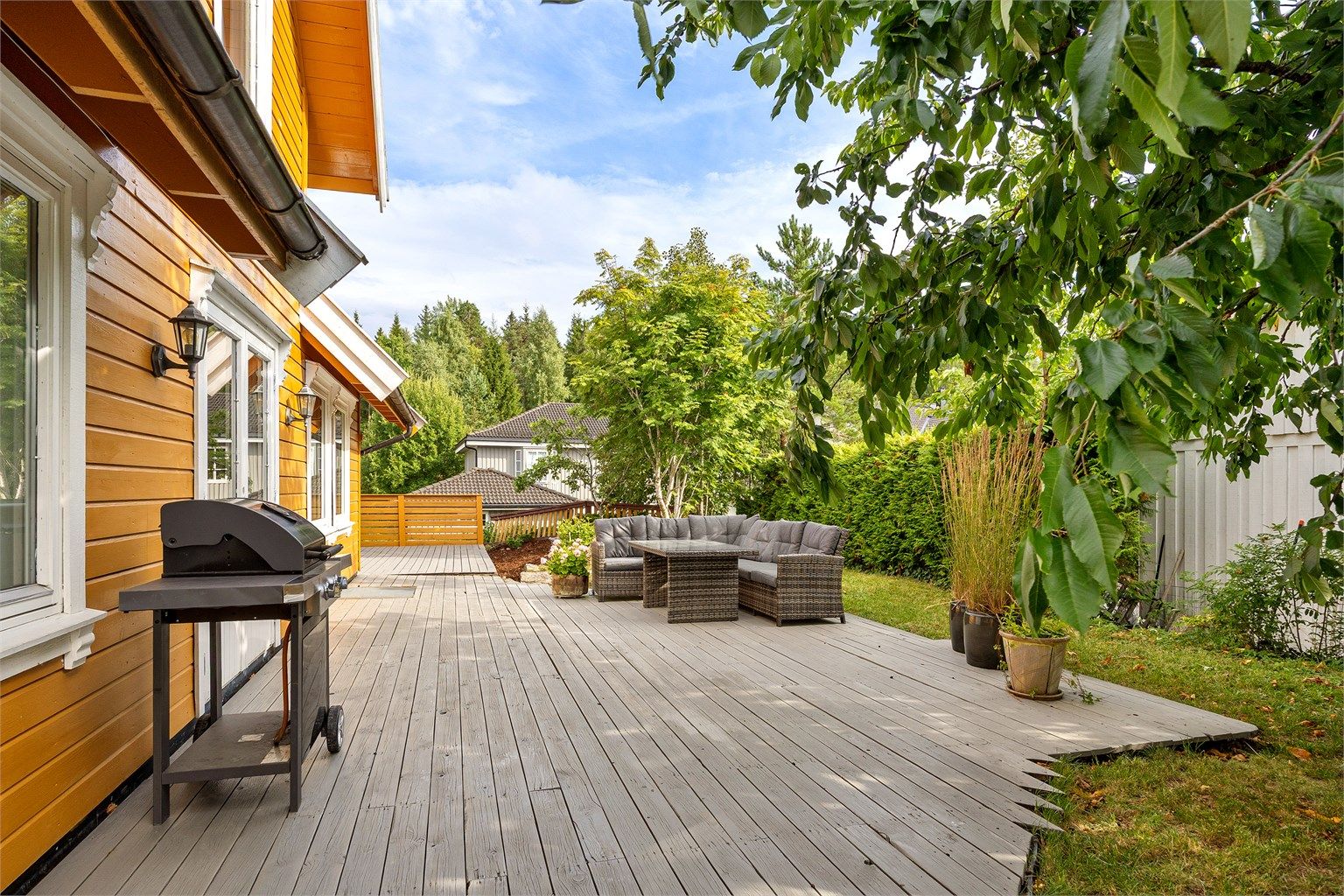 Store uteplasser gir rikelig med plass for hele familien.