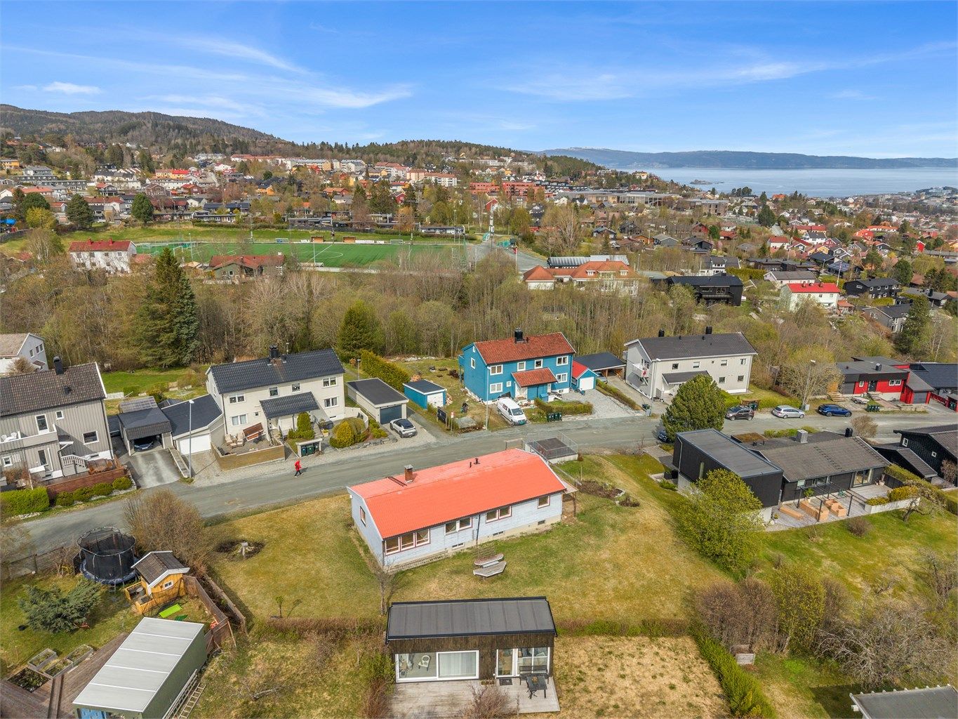 Velkommen til Elgvegen 24 - og denne spennende eiendommen beliggende i et attraktivt og sentrumsnært område på Havstein/Byåsen! 