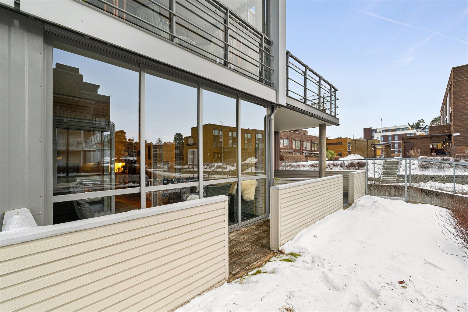 Fra stuen har man direkte utgang til en delvis innglasset terrasse med god plass til ønsket utemøblement og grill. Selger opplyser om solgang fra ca. kl. 15:00 - 19:00/20:00 på sommerstid. 