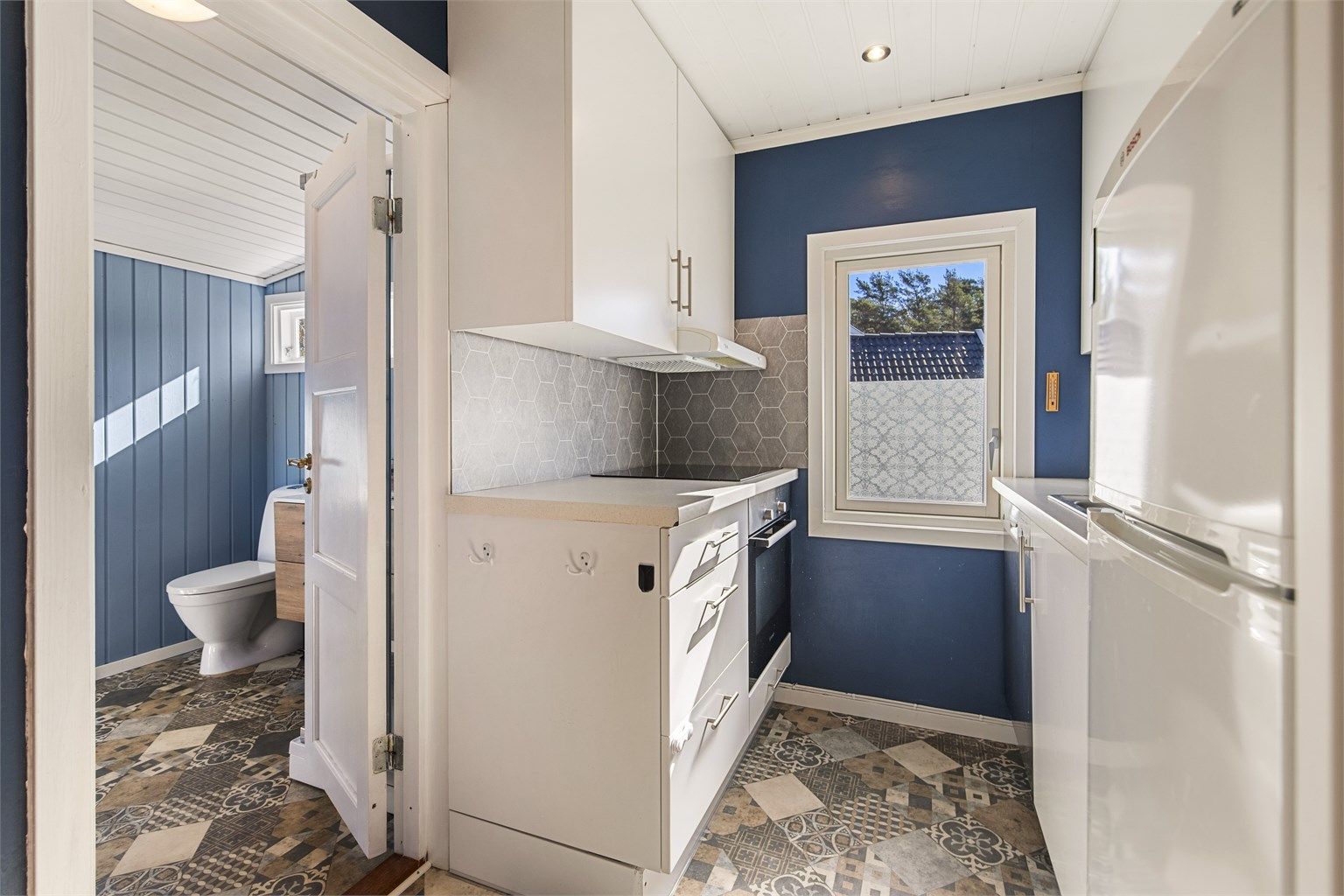 Kjøkkenet ble oppgradert i 2020 og har en praktisk innredning med slette fronter og god skapplass.