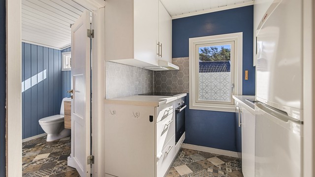 Kjøkkenet ble oppgradert i 2020 og har en praktisk innredning med slette fronter og god skapplass.