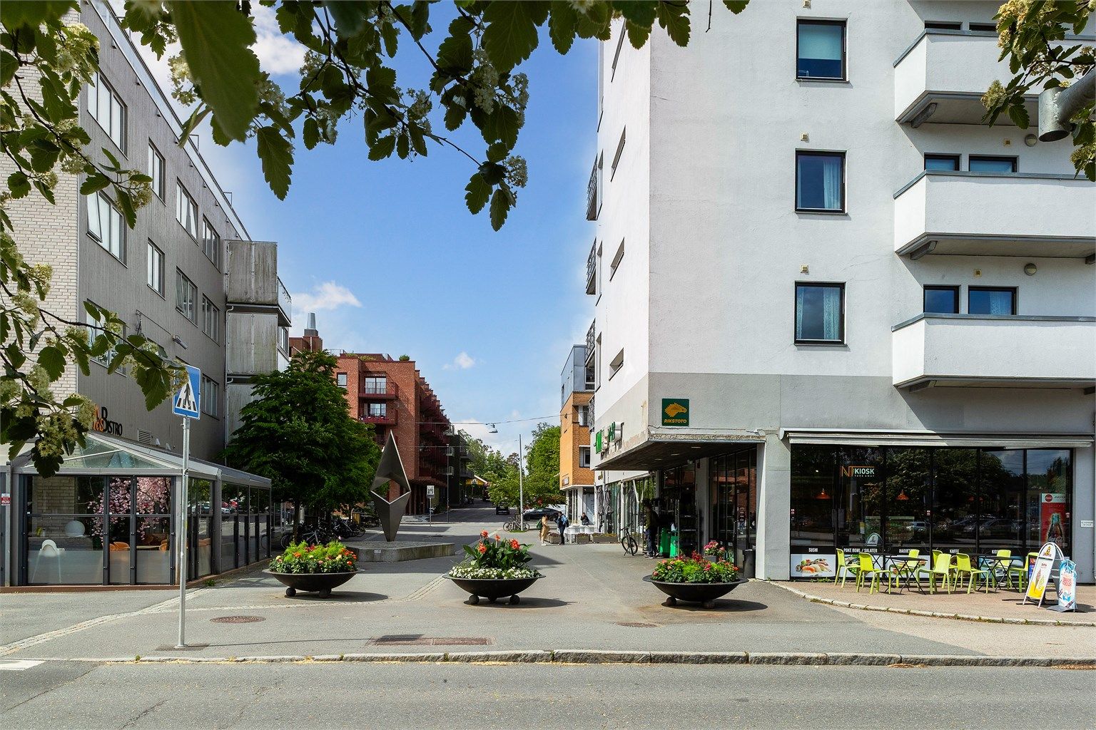 I Ås sentrum finnes dagligvarebutikker som Kiwi og Coop Extra, samt apotek og vinmonopol.