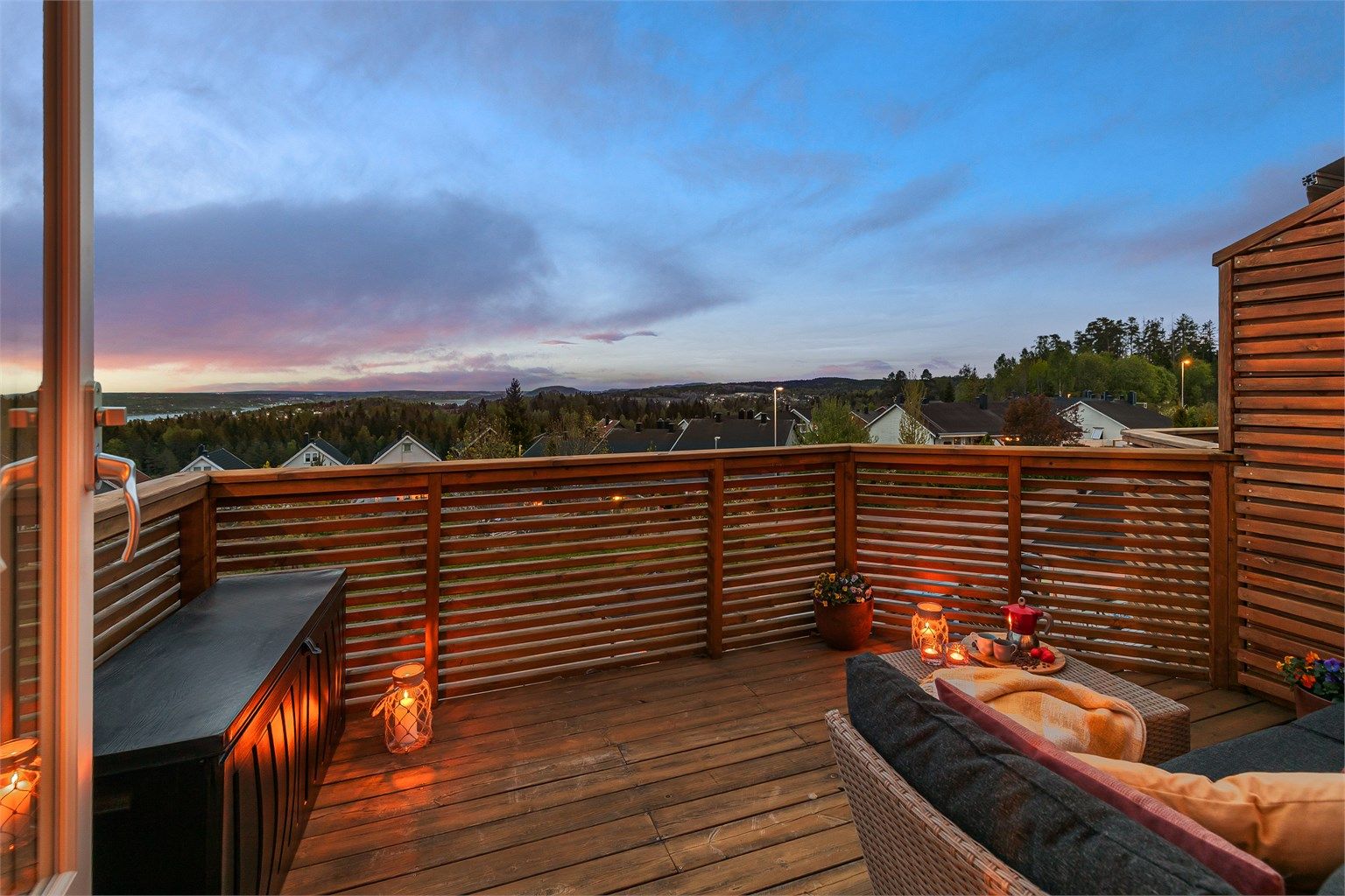 Romslig terrasse utenfor stuen 