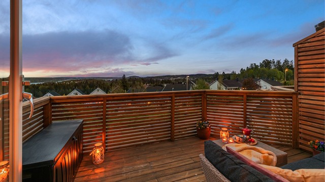 Romslig terrasse utenfor stuen
