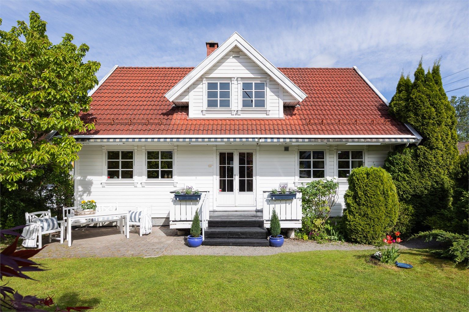 Frittliggende enebolig fra 1997 over to etasjer, samt kjelleretasje.