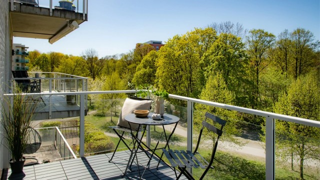 Leilighetens høydepunkt er den flotte, solrike balkongen med herlig utsyn mot grønne omgivelser. Her får du en skjermet og rolig uteplass med god plass til sittegruppe.