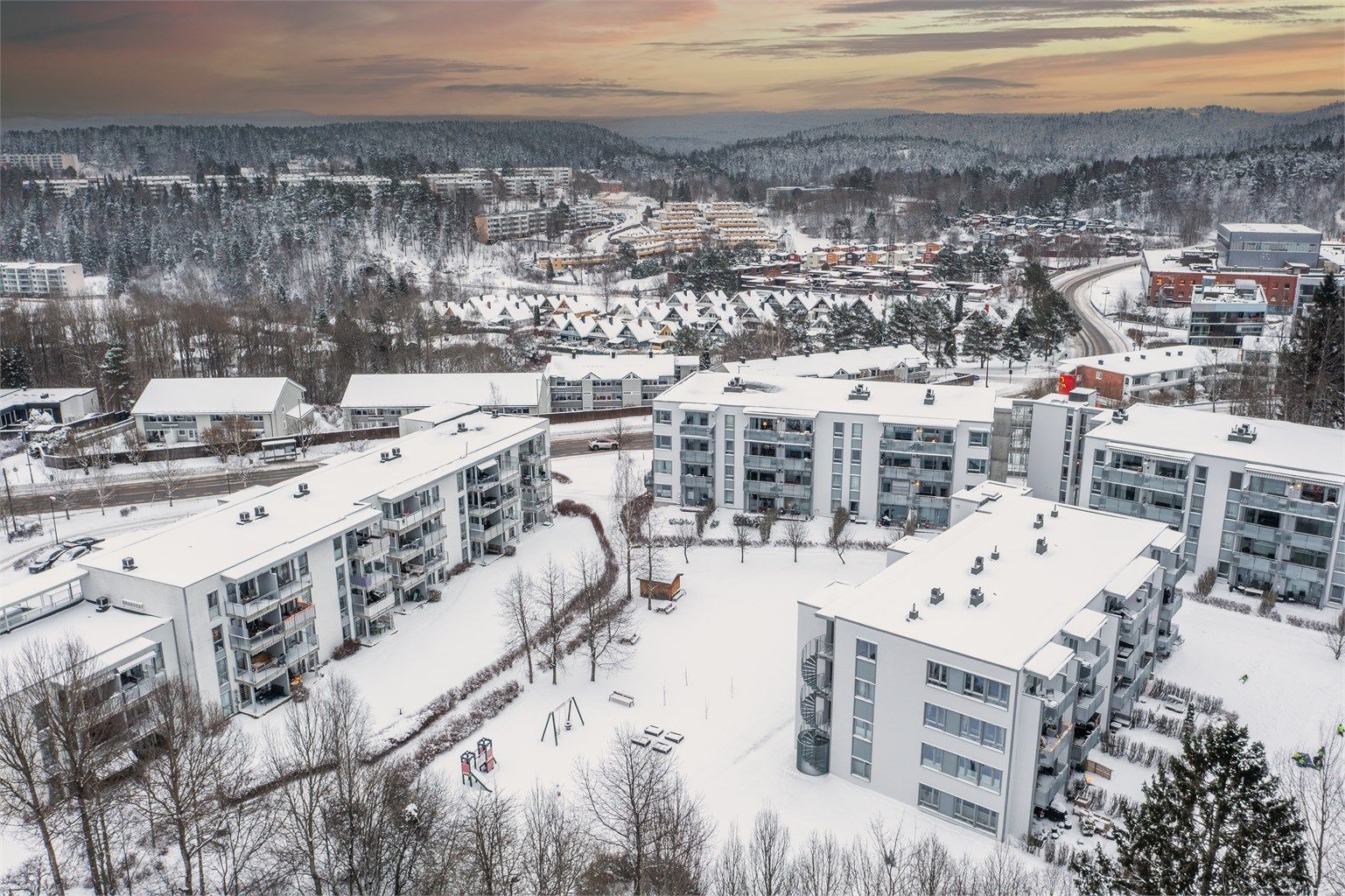 Dronebilde av borettslaget og nærområdet.
Legg merke til den kort veien til herlige Østmarka.