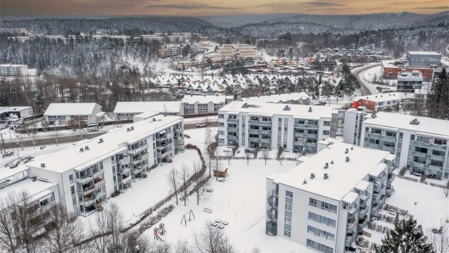 Dronebilde av borettslaget og nærområdet.
Legg merke til den kort veien til herlige Østmarka.