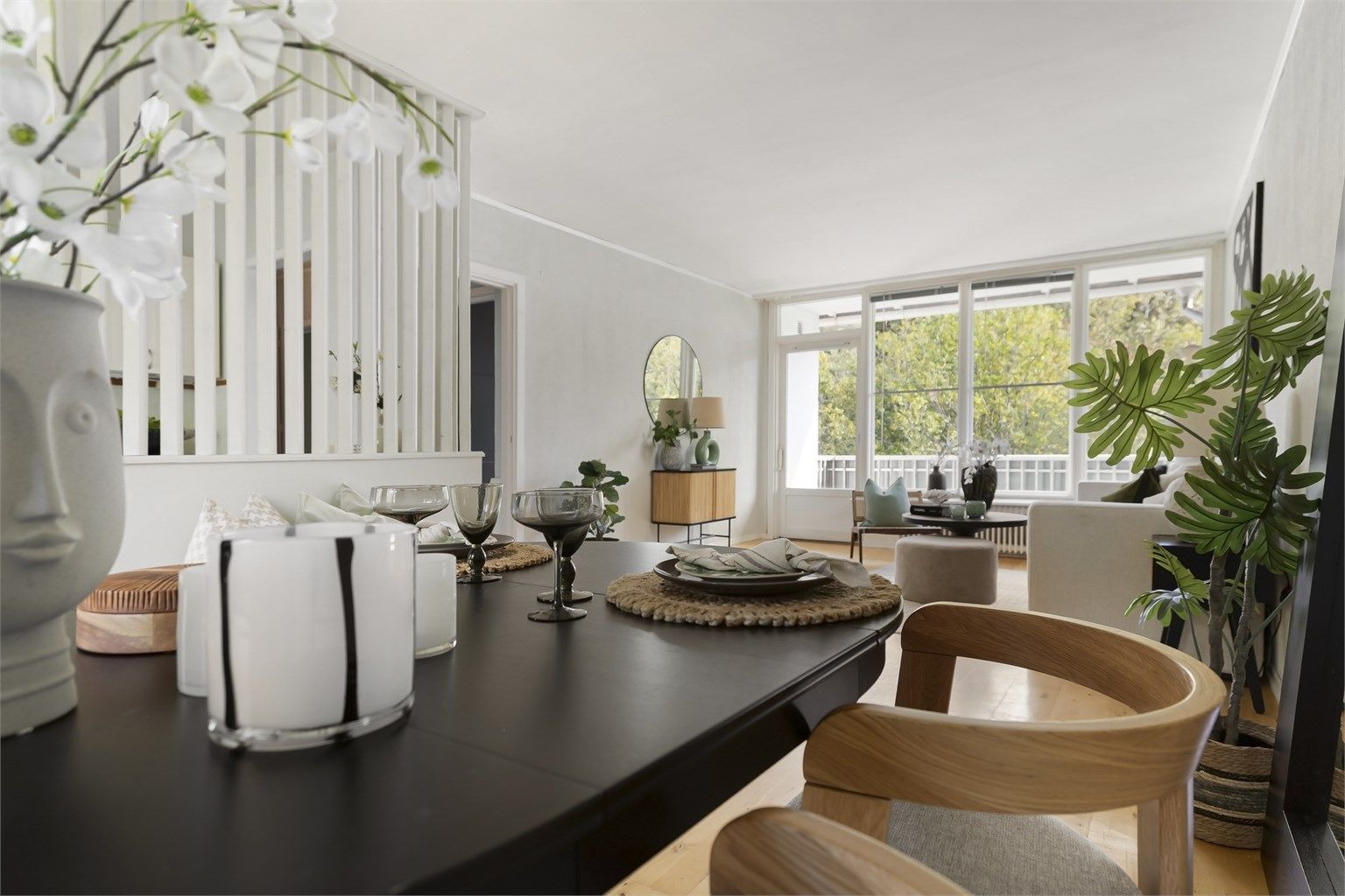 I stuen er det rikelig med plass til både et hyggelig spisebord og sofagruppe som skaper et naturlig samlingssted i boligen