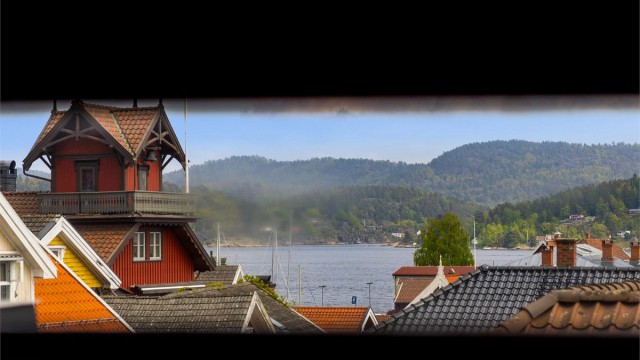 Utsikt mot Eidangerfjorden og den gamle brannstasjonen fra et mindre vindu i gangen i 3. etasje.