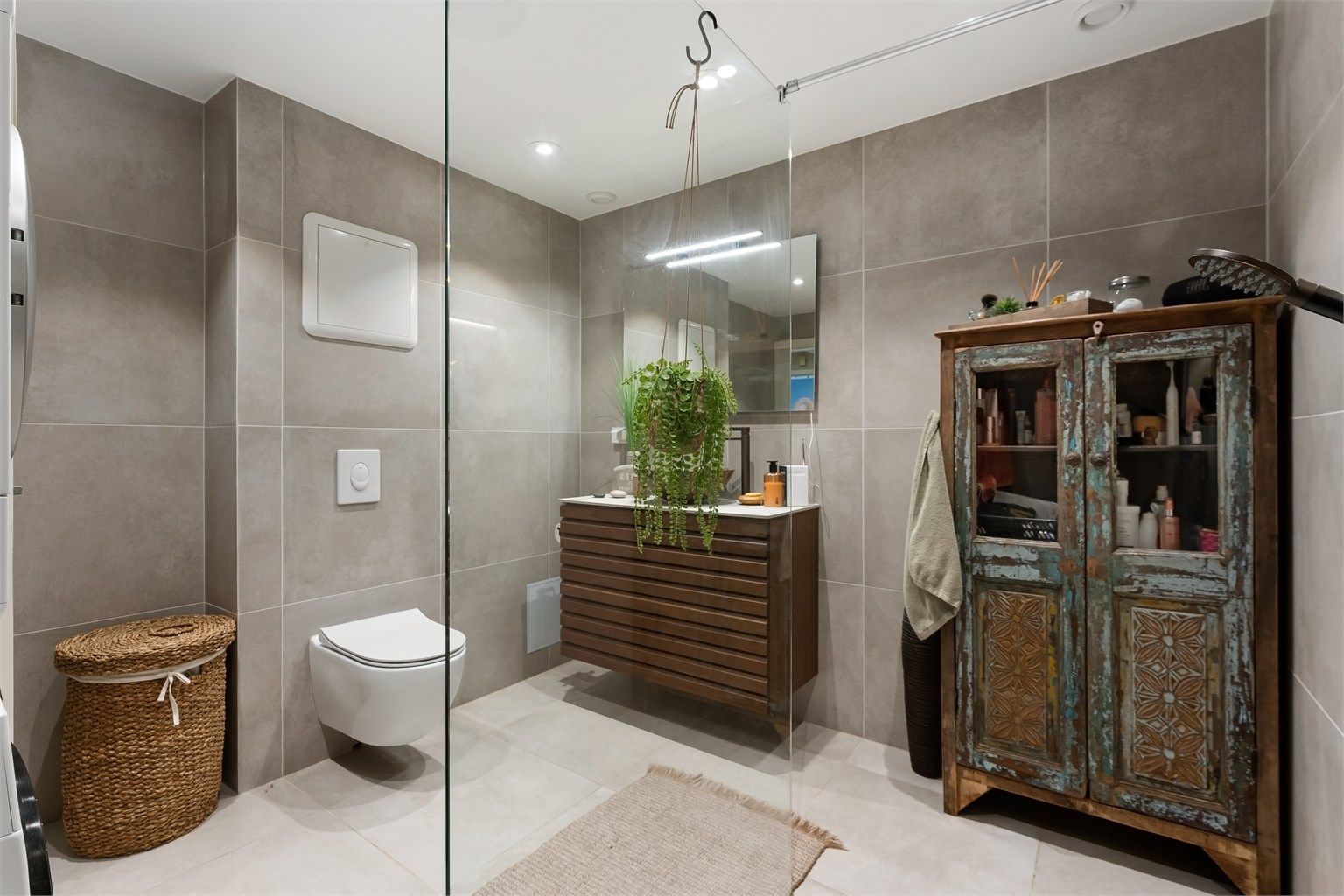 Badet i underetasjen ble fullstendig oppgradert i 2023 og fremstår som moderne og innbydende