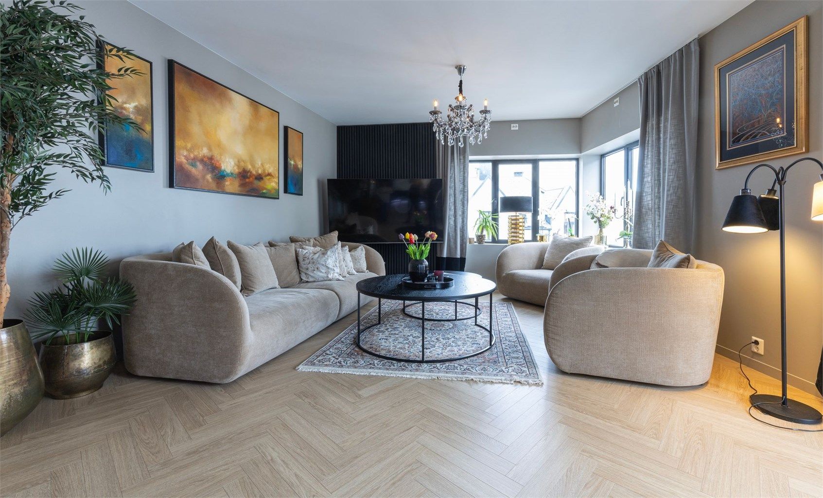 Elegant spilevegg tilfører stuen et moderne og stilrent uttrykk, mens lune og harmoniske fargetoner skaper en behagelig atmosfære. Fargevalgene gjør det enkelt å supplere med egne møbler og tekstiler.