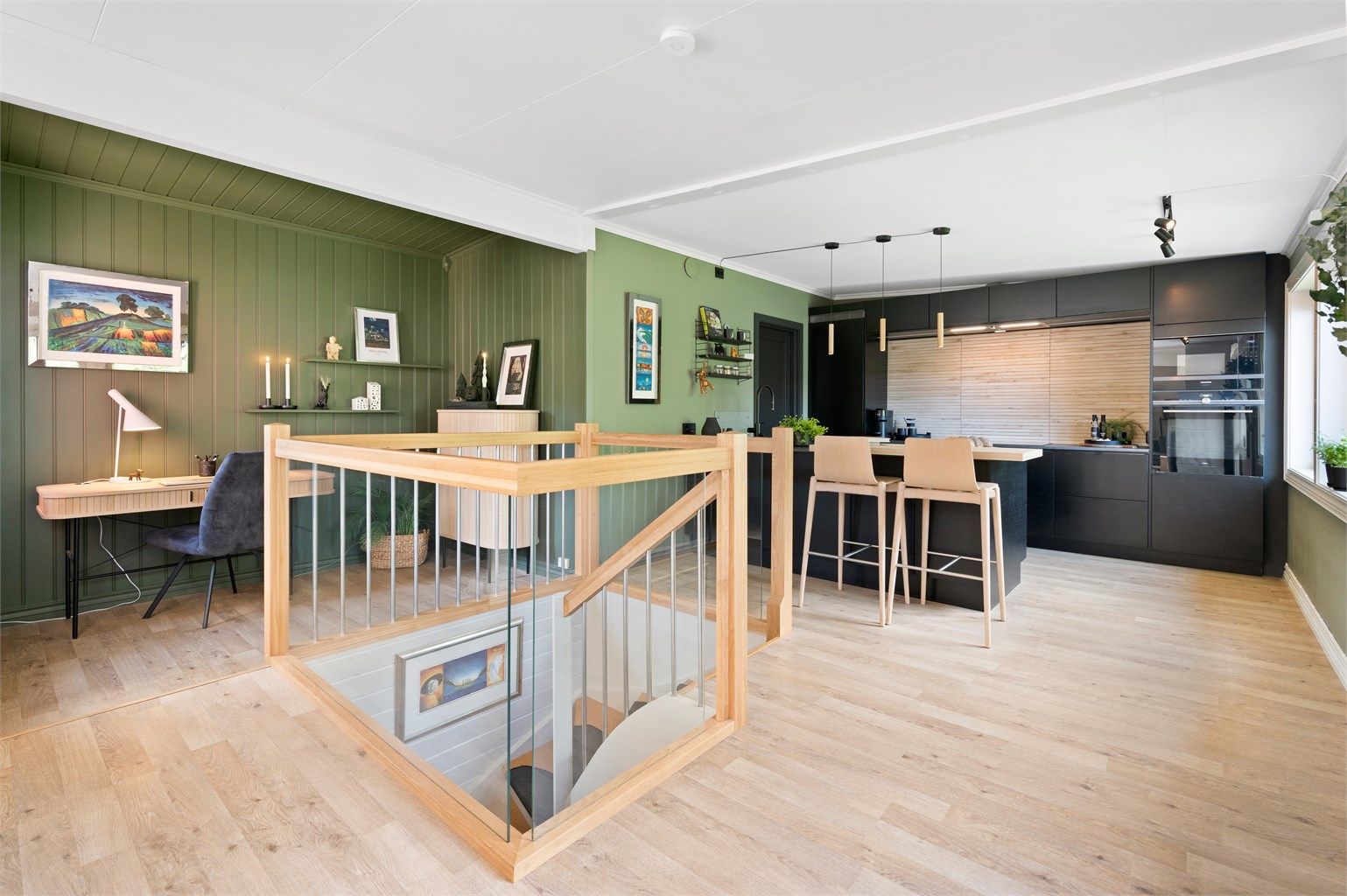 Stue/kjøkken ligger på øverste plan med et romslig areal i åpen løsning. Det er også gjort plass til et grovkjøkken – et smart og praktisk tilleggsareal. 