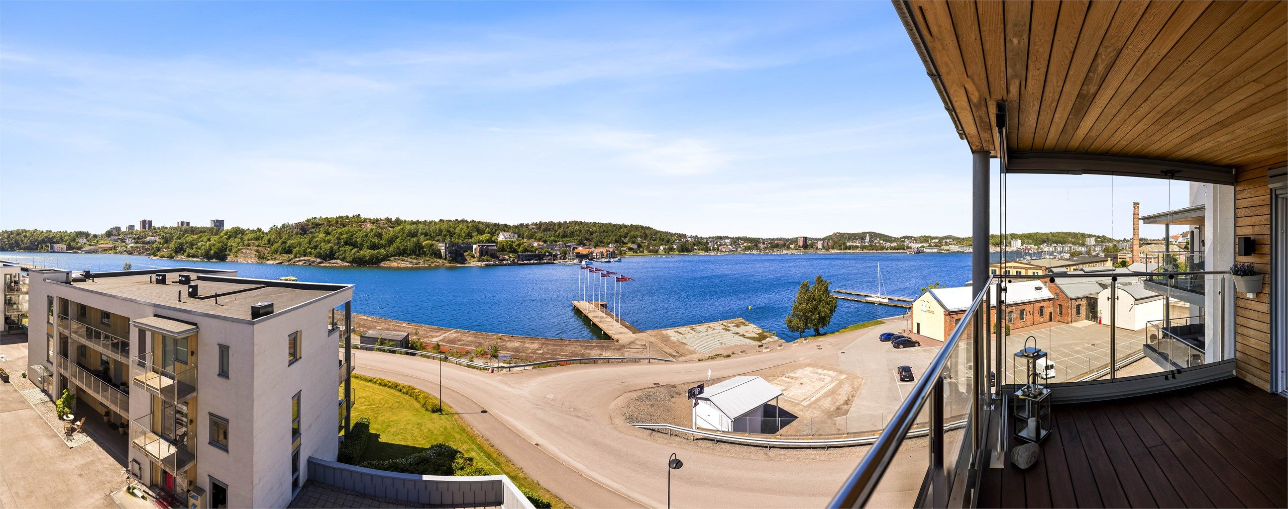En vidstrakt utsikt over fjorden, inn mot sentrum og Stub.