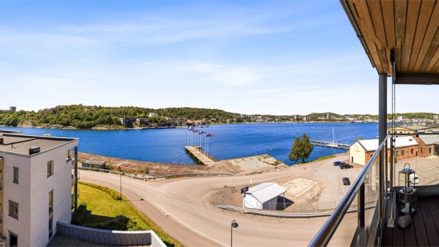 En vidstrakt utsikt over fjorden, inn mot sentrum og Stub.