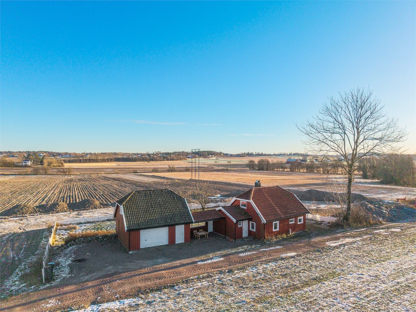 Eiendommen har attraktiv beliggenhet nær flotte turområder, lysløype, lekeplass, idrettsanlegg og barnehager. 
